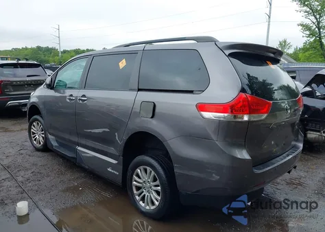 2014 Toyota Sienna Xle/Limited z USA, uszkodzony, nr VIN 5TDYK3DC9ES438667